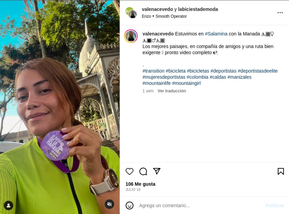 Captura de pantalla de la publicación que la primera gestora social de Manizales, Valentina Acevedo, hizo en sus redes sociales, por la cual la Corporación Cívica de Caldas le hace un llamado de atención. En la foto se la aprecia sosteniendo un botón distintivo de la campaña política de David Islem Ramírez, candidato a la Gobernación de Caldas.