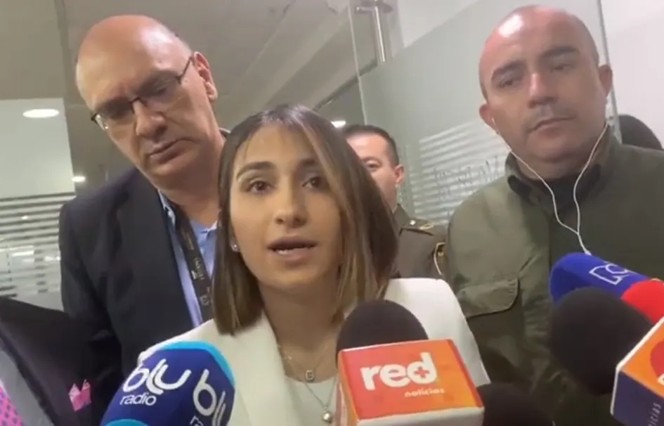 Laura Sarabia, exjefa de gabinete del presidente, Gustavo Petro, habló con los medios de comunicación tras declarar ante el CNE. Laura Sarabia, exjefa de gabinete del presidente, Gustavo Petro, habló con los medios de comunicación tras declarar ante el CNE.