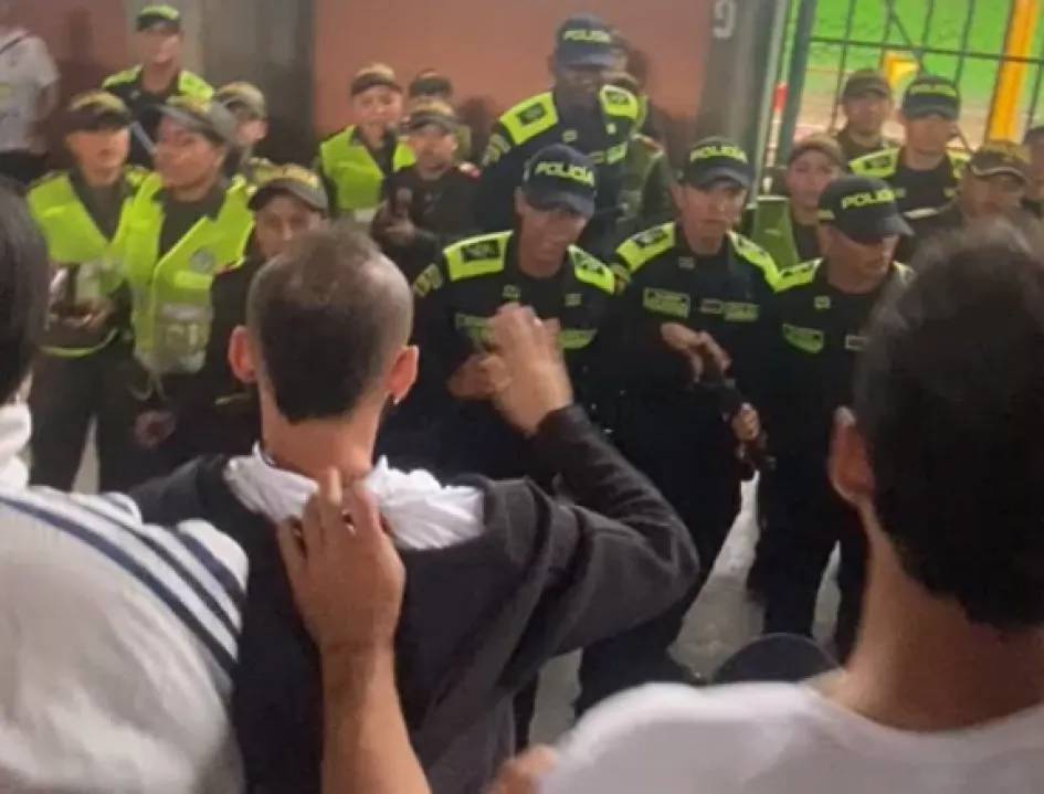 Discusión entre integrantes de Brigada 11 y la Policía. 