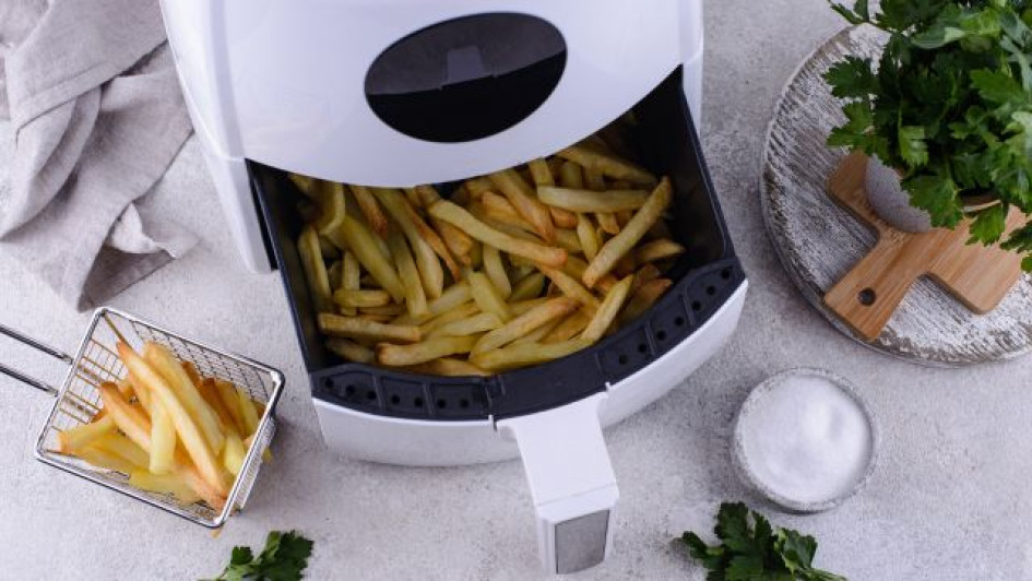 Cómo-hacer-papas-fritas-en-feidora-de-aire Freidora de aire abierta con papas fritas adentro.