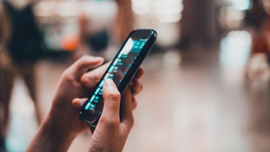 Cómo-saber-si-mi-celular-esta-chuzado Manos de una mujer usando un teléfono celular.