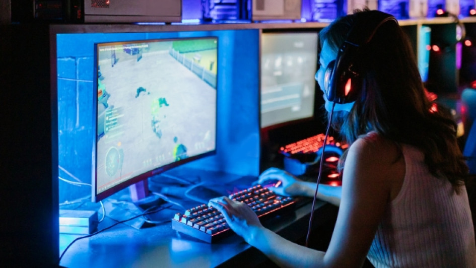 Cómo-usar-VPN-para-juegos Mujer juega videojuegos en un computador.