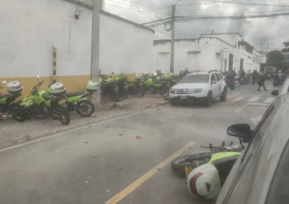 Las imágenes que han circulado por redes sociales muestran que la detonación ocurrió cerca de un poste donde los agentes estacionan sus motocicletas. Las imágenes que han circulado por redes sociales muestran que la detonación ocurrió cerca de un poste donde los agentes estacionan sus motocicletas.