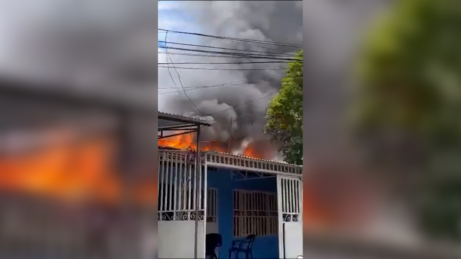 El fuego se originó en la tarde de este jueves en el barrio Las Margaritas del puerto caldense. El fuego se originó en la tarde de este jueves en el barrio Las Margaritas del puerto caldense.