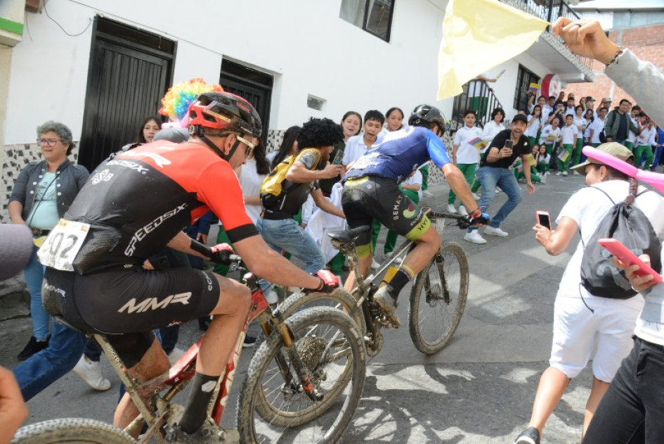 El nacido en San Félix (Salamina) Yeison Rincón le ganó el pulso final al español Josep Betalú en la etapa de ayer de la Leyenda del Dorado en Neira. El nacido en San Félix (Salamina) Yeison Rincón le ganó el pulso final al español Josep Betalú en la etapa de ayer de la Leyenda del Dorado en Neira.