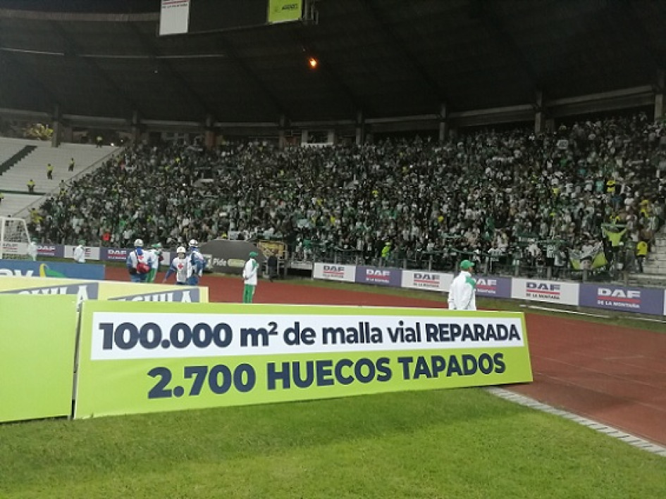 En el estadio Palogrande se vio una valla publicitaria de la Alcaldía de Manizales que hacía alusión a malla vial reparada y huecos tapados, lo que generó críticas del público. En el estadio Palogrande se vio una valla publicitaria de la Alcaldía de Manizales que hacía alusión a malla vial reparada y huecos tapados, lo que generó críticas del público.