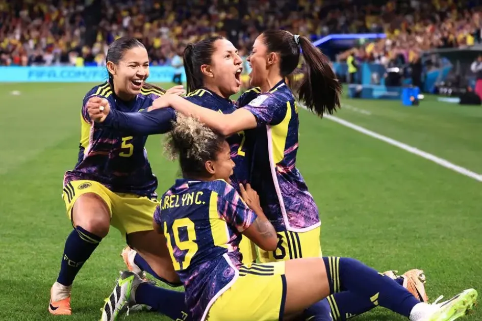 Manuela Vanegas celebra con sus compañeras. Manuela Vanegas celebra con sus compañeras.