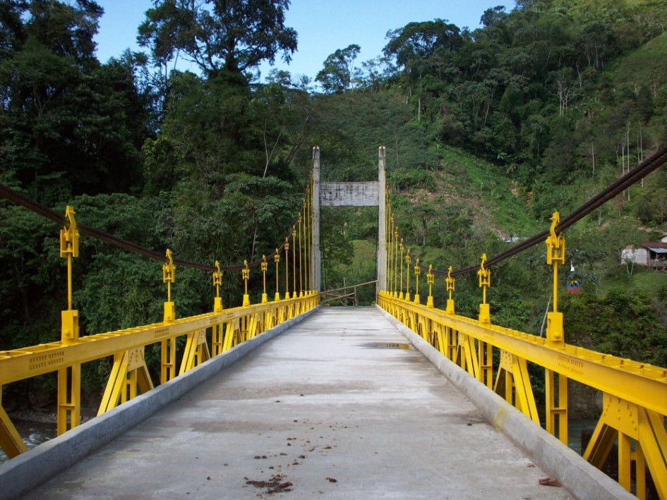 El puente que comunica al corregimiento de Pueblo Nuevo de Pensilvania (Caldas) con Nariño (Antioquia) está cerrado, mientras expertos lo revisan. Al parecer, dos volquetas de una empresa minera lo cruzaron, pese a que la estructura no está diseñada para soportar carga pesada. En un tramo de 5 metros hay un doblez en una viga y desajustes por falta de mantenimiento preventivo. 16 El puente que comunica al corregimiento de Pueblo Nuevo de Pensilvania (Caldas) con Nariño (Antioquia) está cerrado, mientras expertos lo revisan. Al parecer, dos volquetas de una empresa minera lo cruzaron, pese a que la estructura no está diseñada para soportar carga pesada. En un tramo de 5 metros hay un doblez en una viga y desajustes por falta de mantenimiento preventivo. 16