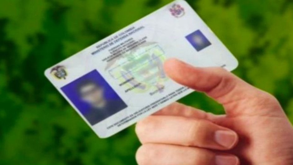 Requisitos-para-sacar-la-libreta-militar Mano sosteniendo una libreta militar colombiana.