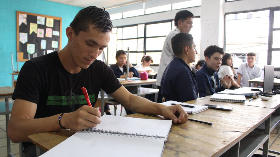 Entre estudiantes del grado décimo se encuentra Víctor Manuel Galeano, uno de los seis alumnos extraedad que adelantan estudios con el programa Entre estudiantes del grado décimo se encuentra Víctor Manuel Galeano, uno de los seis alumnos extraedad que adelantan estudios con el programa