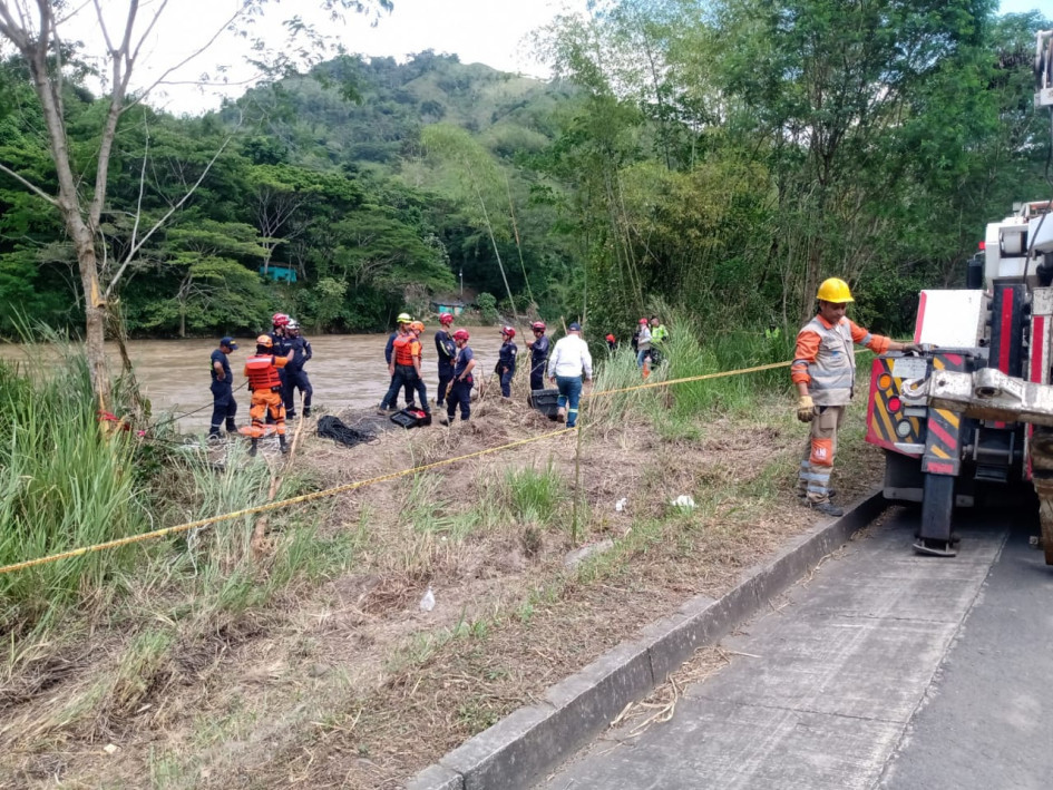A finales de marzo, cuando desapareció la tractomula que conducía Gilberto Torres, un equipo de buzos acudió al sector de El Tangelo para buscar su cuerpo y el vehículo, tarea que fue infructuosa. A finales de marzo, cuando desapareció la tractomula que conducía Gilberto Torres, un equipo de buzos acudió al sector de El Tangelo para buscar su cuerpo y el vehículo, tarea que fue infructuosa.