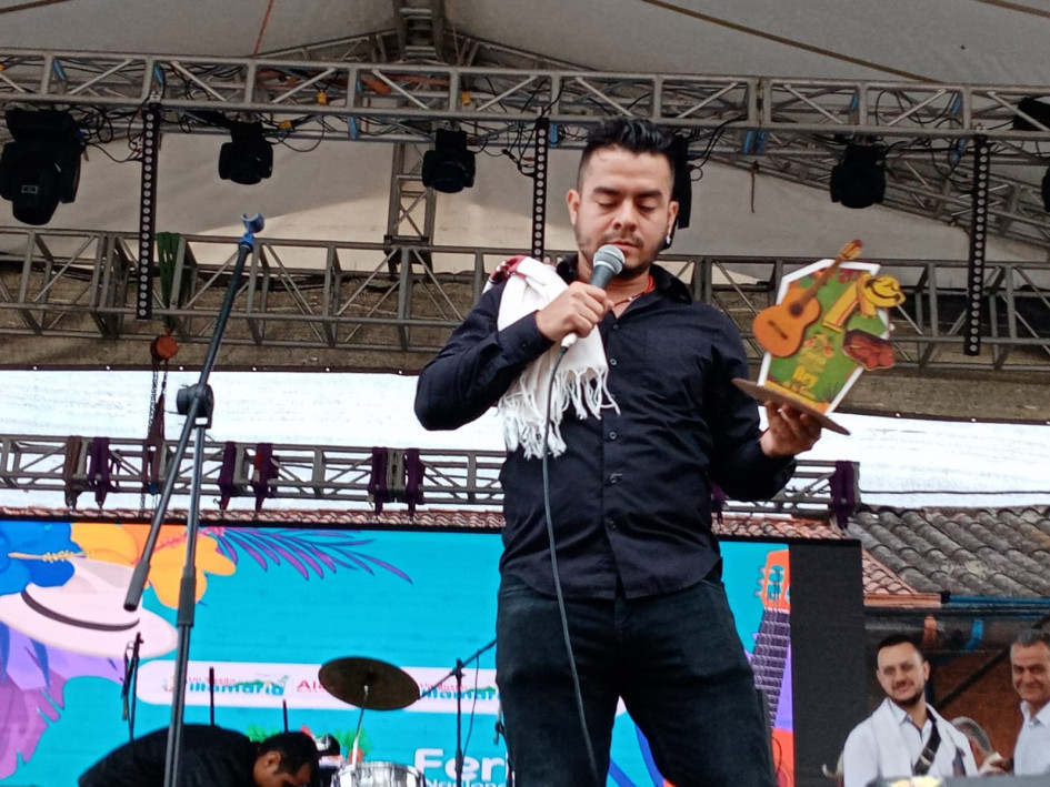 El trovador Ventarrón se llevó la corona y el trofeo de la tercera edición del Festival Nacional de la Trova. El trovador Ventarrón se llevó la corona y el trofeo de la tercera edición del Festival Nacional de la Trova.