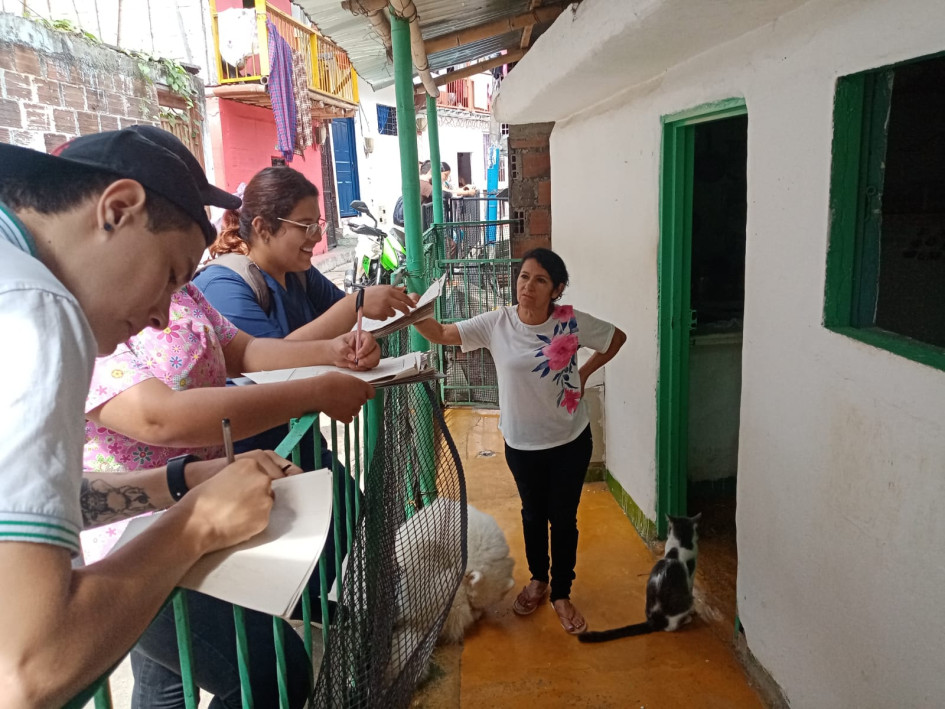 Puerta a puerta, desde las 8:00 a.m., los funcionarios del Hospital Santa Sofía hablaron con los habitantes de Arauca sobre su nueva estrategia. Puerta a puerta, desde las 8:00 a.m., los funcionarios del Hospital Santa Sofía hablaron con los habitantes de Arauca sobre su nueva estrategia.