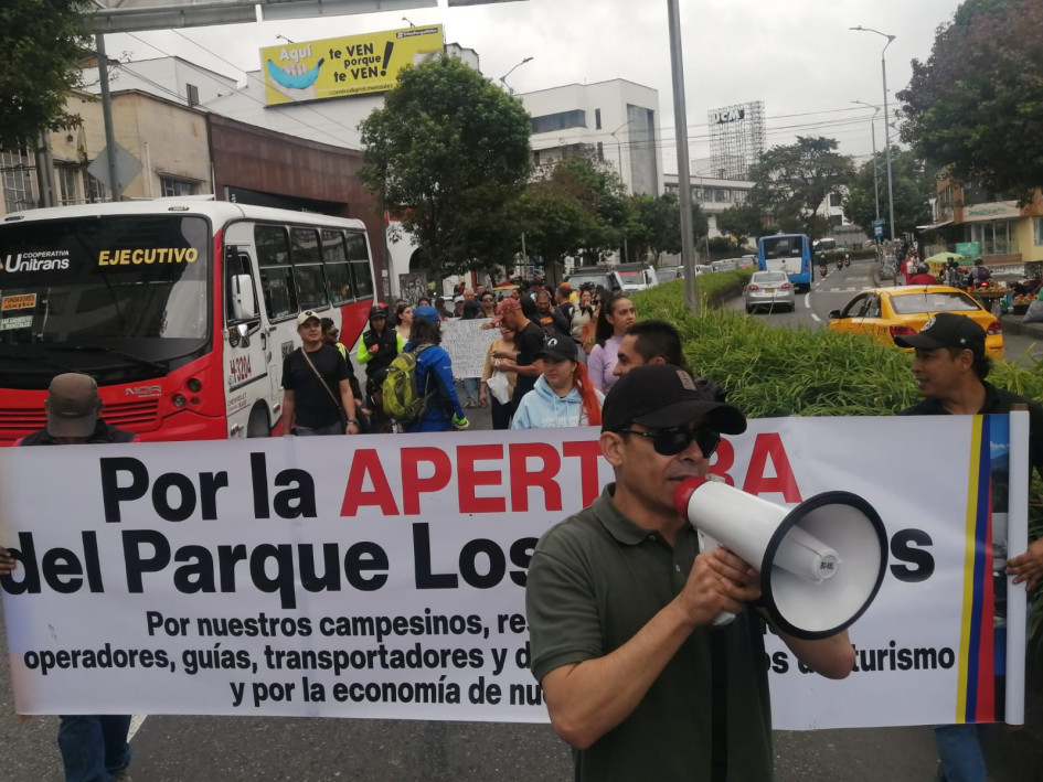 En la mañana de este viernes los manifestantes marcharon por un carril de la avenida Santander. En la mañana de este viernes los manifestantes marcharon por un carril de la avenida Santander.