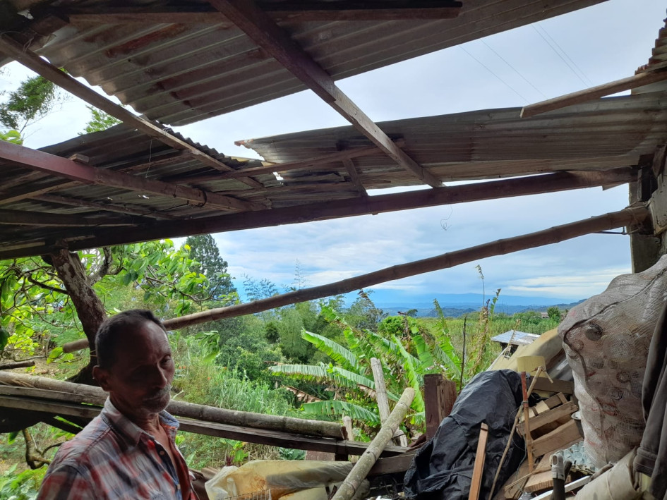 La Alcaldía ha entregado 120 tejas de zinc a las familias damnificadas. La Alcaldía ha entregado 120 tejas de zinc a las familias damnificadas.