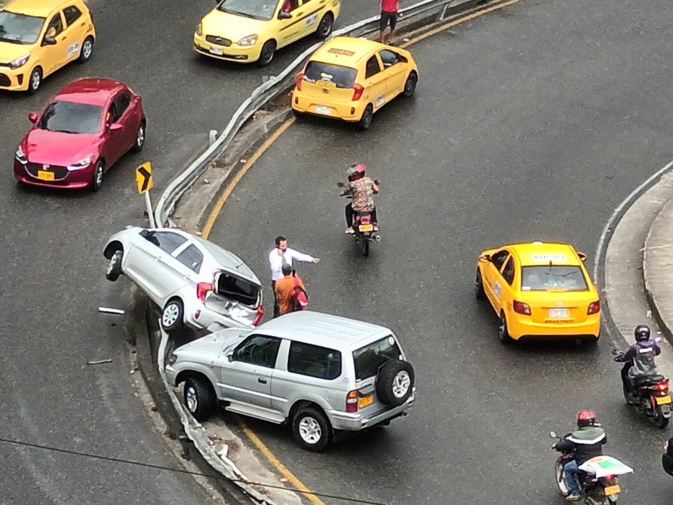 El accidente ocurrió en la curva ubicada antes de llegar al intercambiador vial de La Fuente, a un costado del barrio El Paraíso de la capital caldense. El accidente ocurrió en la curva ubicada antes de llegar al intercambiador vial de La Fuente, a un costado del barrio El Paraíso de la capital caldense.