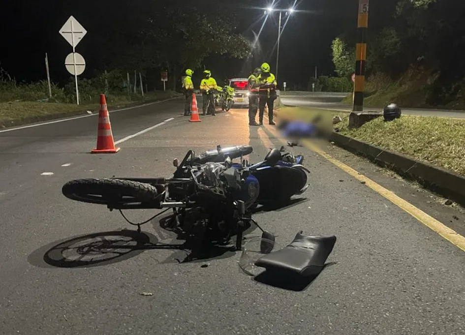 Accidente de tránsito esta madrugada en la vía Chinchiná-Manizales, en el que perdió la vida un motociclista. Accidente de tránsito esta madrugada en la vía Chinchiná-Manizales, en el que perdió la vida un motociclista.