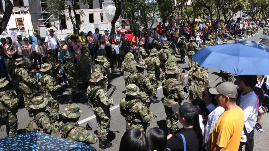 Las familias esperaron con paciencia y alegría el paso del desfile de Conmemoración de los 213 años de Independencia de Colombia. Muchas se refugiaron en sus sombrillas para aguantar el intenso verano que al mediodía marcaba los 24 grados centígrados. Las familias esperaron con paciencia y alegría el paso del desfile de Conmemoración de los 213 años de Independencia de Colombia. Muchas se refugiaron en sus sombrillas para aguantar el intenso verano que al mediodía marcaba los 24 grados centígrados.