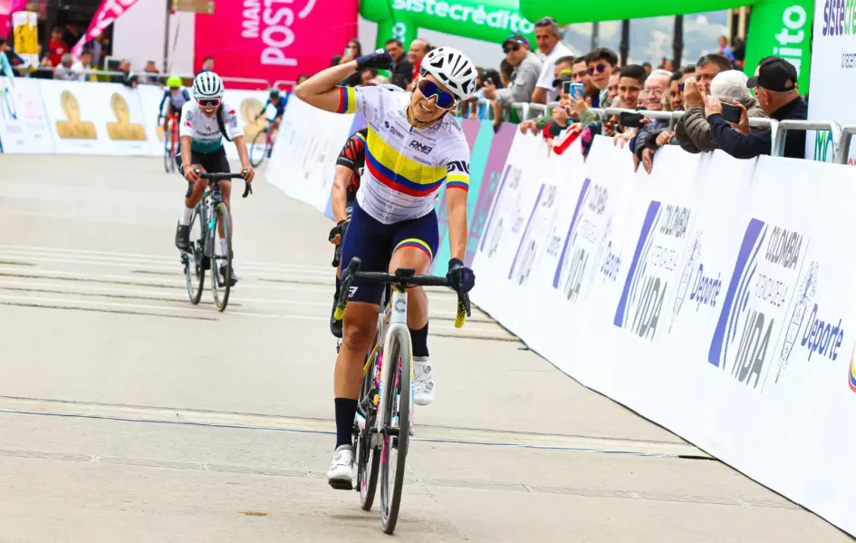 La manizaleña Diana Carolina Peñuela, quien corre con la camiseta que la identifica como campeona nacional de ruta, celebra su victoria en la primera etapa de la Vuelta a Colombia Femenina. La manizaleña Diana Carolina Peñuela, quien corre con la camiseta que la identifica como campeona nacional de ruta, celebra su victoria en la primera etapa de la Vuelta a Colombia Femenina.