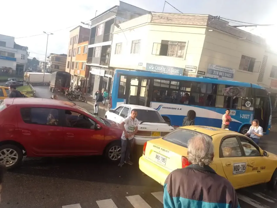 Dos carros y una buseta, involucrados en accidente en Manizales sin lesionados Dos carros y una buseta, involucrados en accidente en Manizales sin lesionados