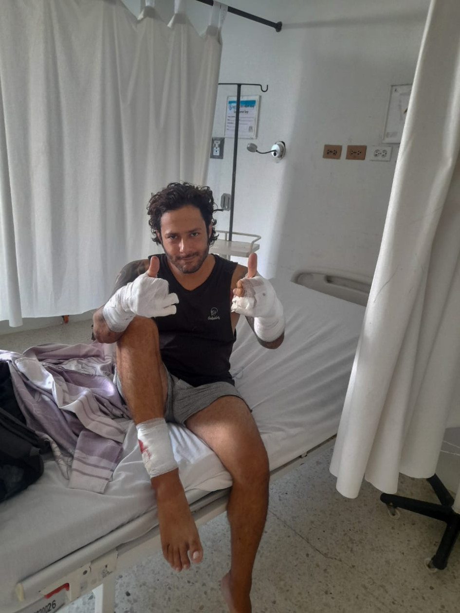 Cristian Castaño sufrió lesiones en ambos brazos y en una pierna. Le dieron de alta el mismo día del ataque. Cristian Castaño sufrió lesiones en ambos brazos y en una pierna. Le dieron de alta el mismo día del ataque.
