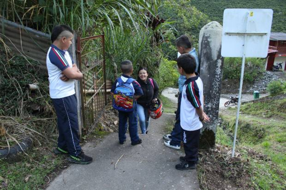 La presencialidad volvió ayer a 16 escuelas públicas rurales, de Villamaría, Chinchiná, Palestina y Neira, 14 días después de que las autoridades declararon el paso de nivel de actividad naranja a amarillo del volcán nevado del Ruiz. La presencialidad volvió ayer a 16 escuelas públicas rurales, de Villamaría, Chinchiná, Palestina y Neira, 14 días después de que las autoridades declararon el paso de nivel de actividad naranja a amarillo del volcán nevado del Ruiz.