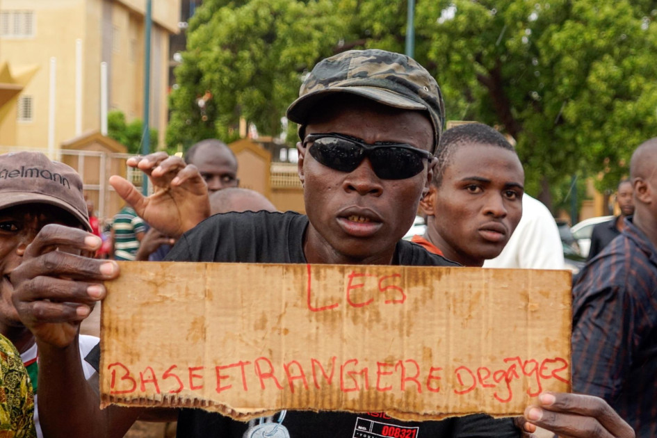 Un partidario de los soldados golpistas sostiene un cartel que dice "Bases (militares) extranjeras, salgan", durante un mitin frente al edificio de la Asamblea Nacional en Niamey (Níger). Soldados amotinados afirmaron haber derrocado al presidente Mohamed Bazoum, elegido democráticamente, en un discurso televisado el 26 de julio por la noche. Un partidario de los soldados golpistas sostiene un cartel que dice "Bases (militares) extranjeras, salgan", durante un mitin frente al edificio de la Asamblea Nacional en Niamey (Níger). Soldados amotinados afirmaron haber derrocado al presidente Mohamed Bazoum, elegido democráticamente, en un discurso televisado el 26 de julio por la noche.