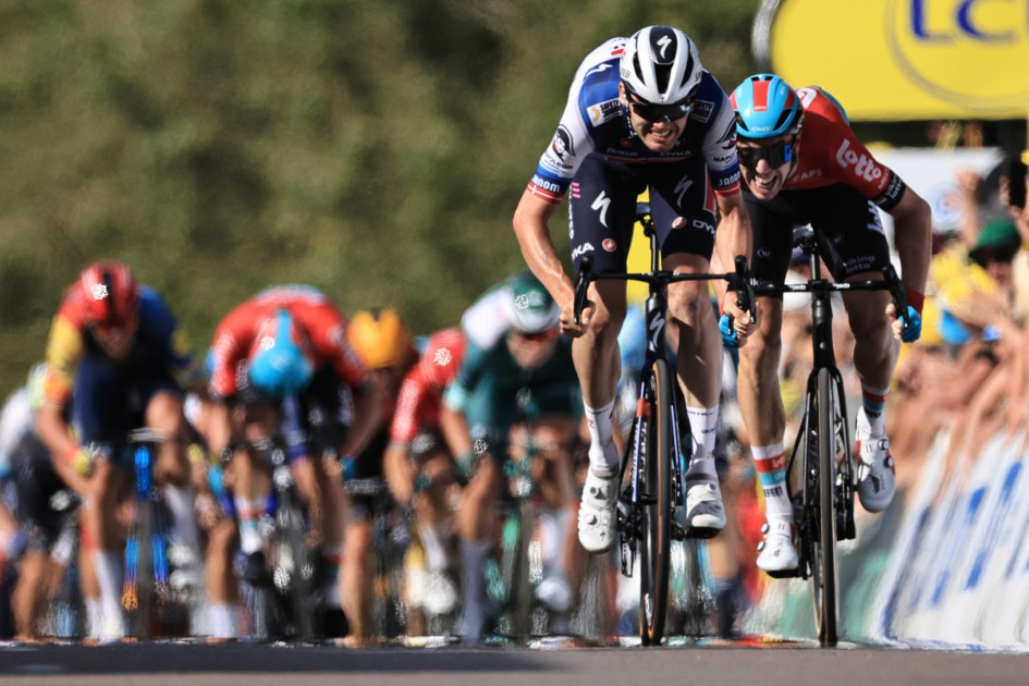 El ciclista danés Kasper Asgreen (i) del equipo Soudal-Quick Step gana la etapa 18 del Tour de Francia 2023, una carrera de 185 km desde Moutiers hasta Bourg-en-Bresse. El ciclista danés Kasper Asgreen (i) del equipo Soudal-Quick Step gana la etapa 18 del Tour de Francia 2023, una carrera de 185 km desde Moutiers hasta Bourg-en-Bresse.