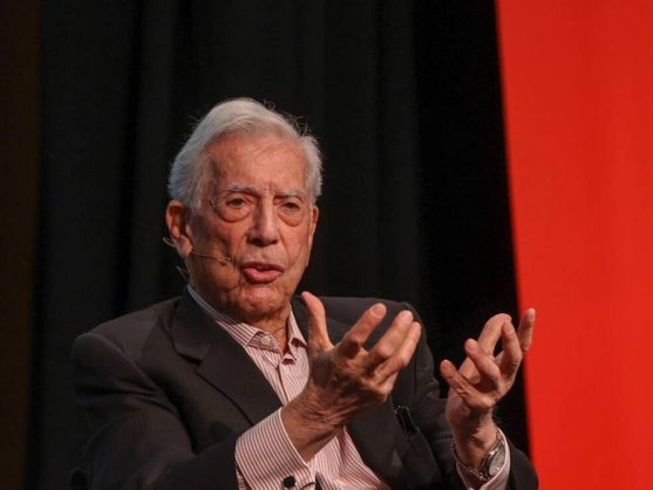 El escritor fue internado en un hospital de Madrid (España). Es la segunda vez que sufre de coronavirus.