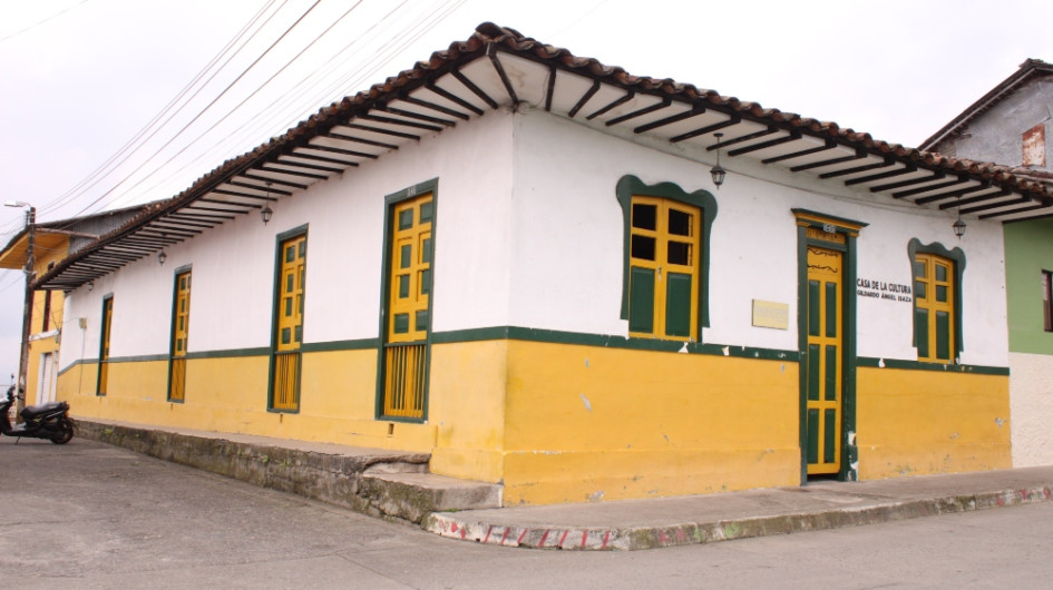 No hay rampas para acceder a la Casa de la Cultura, aunque David Orozco Londoño, secretario de Gestión Social, recalca que esta “sí tiene acceso para los discapacitados”, pero es porque cuenta con una rampa adentro de la vivienda, que remplazó unas escalas. No hay rampas para acceder a la Casa de la Cultura, aunque David Orozco Londoño, secretario de Gestión Social, recalca que esta “sí tiene acceso para los discapacitados”, pero es porque cuenta con una rampa adentro de la vivienda, que remplazó unas escalas.