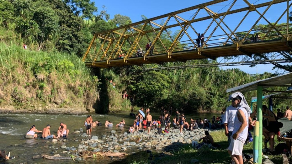 Bajo el puente también se establecen los ciudadanos a disfrutar de los días calurosos. Bajo el puente también se establecen los ciudadanos a disfrutar de los días calurosos.