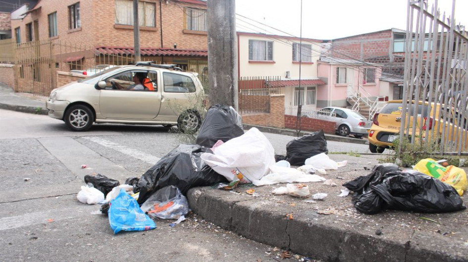 Los ciudadanos denuncian deposición de desechos en parques y andenes en horarios que no corresponden a los de recolección. Exigen colaboración de todos los integrantes de la comunidad para lograr buena convivencia. Conozca las sanciones, los residuos especiales que no recoge Emas y aquellos que puede reciclar. La imagen evidencia la queja de los residentes de Campohermoso y de cinco sectores más. Los ciudadanos denuncian deposición de desechos en parques y andenes en horarios que no corresponden a los de recolección. Exigen colaboración de todos los integrantes de la comunidad para lograr buena convivencia. Conozca las sanciones, los residuos especiales que no recoge Emas y aquellos que puede reciclar. La imagen evidencia la queja de los residentes de Campohermoso y de cinco sectores más.