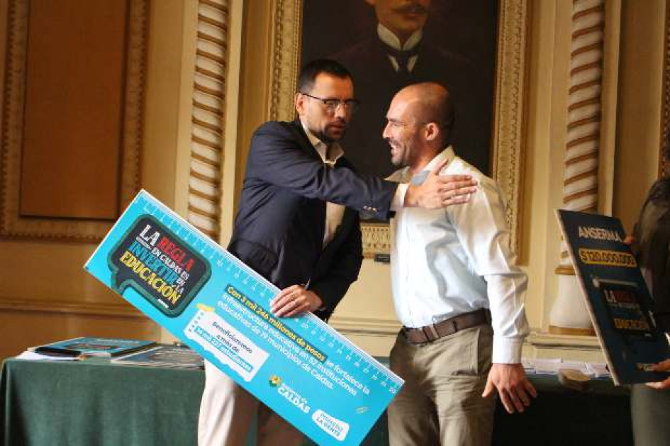 El gobernador de Caldas, Luis Carlos Velásquez (izquierda), presidió el acto de entrega de recursos para obras escolar en 19 municipios. Recibe el alcalde de Anserma, John Alejandro Londoño. El gobernador de Caldas, Luis Carlos Velásquez (izquierda), presidió el acto de entrega de recursos para obras escolar en 19 municipios. Recibe el alcalde de Anserma, John Alejandro Londoño.