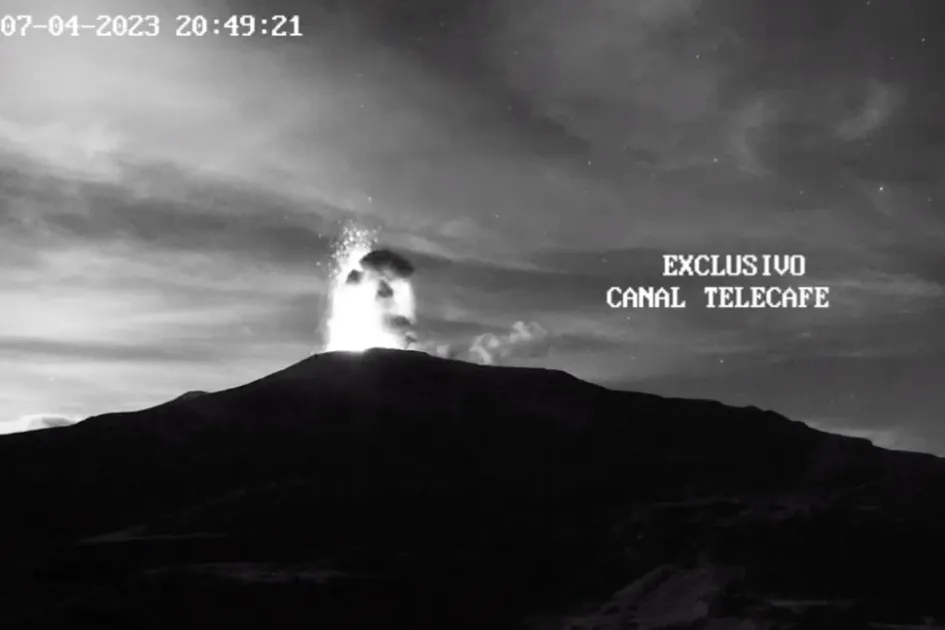 Así se ve incandescencia asociada a emisión de ceniza del volcán Nevado del Ruiz Así se ve incandescencia asociada a emisión de ceniza del volcán Nevado del Ruiz