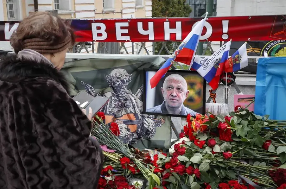 Ofrenda en homenaje a Yevgeny Prigozhin en Moscú, Rusia. Ofrenda en homenaje a Yevgeny Prigozhin en Moscú, Rusia.