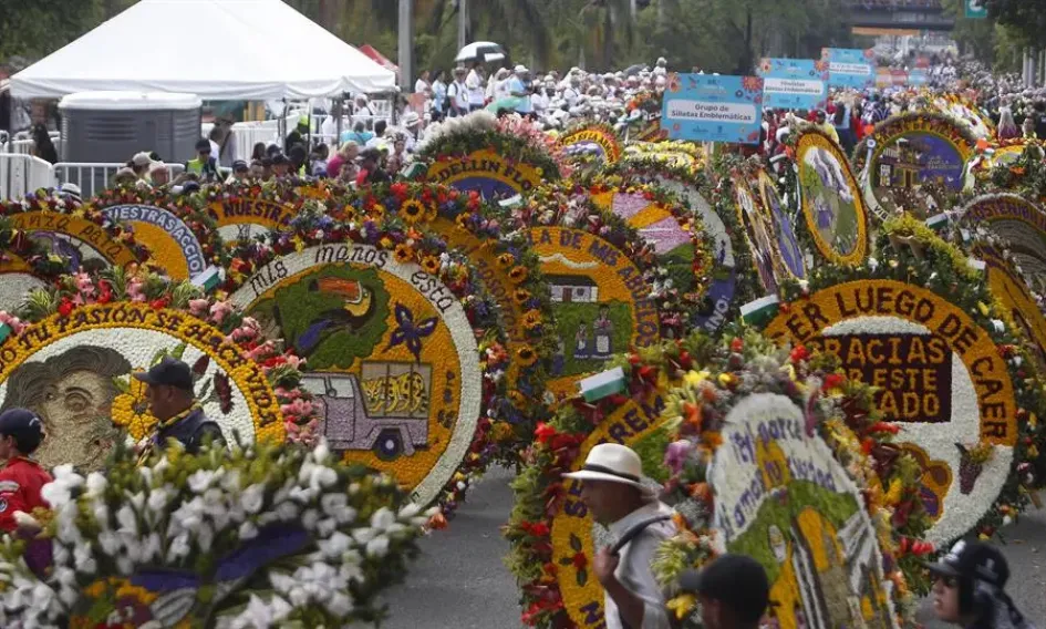 Silleteros participan en la edición 66 del Desfile de Silleteros de la Feria de las Flores hoy, en Medellín. Silleteros participan en la edición 66 del Desfile de Silleteros de la Feria de las Flores hoy, en Medellín
