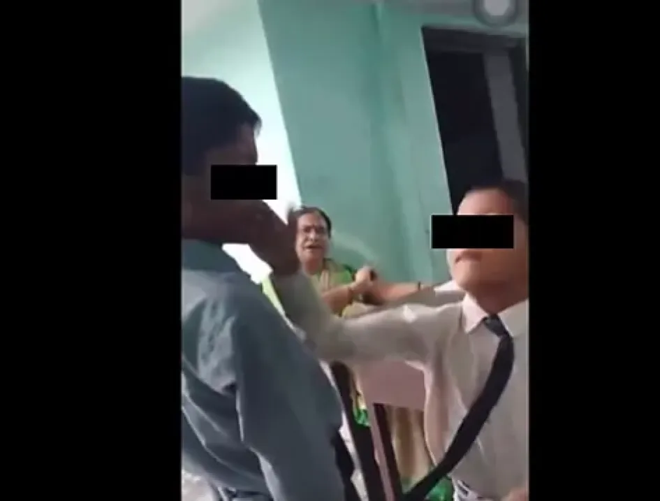 Una profesora obliga a sus alumnos a abofetear a un compañero musulmán en la India Una profesora obliga a sus alumnos a abofetear a un compañero musulmán en la India