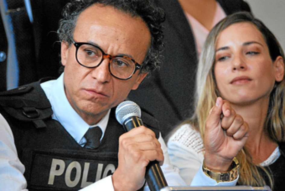 El periodista Christian Zurita durante la rueda de prensa en la que el movimiento Construye lo presentó como candidato a la Presidencia de Ecuador después de que no prosperara la designación de Andrea González Náder. El periodista Christian Zurita durante la rueda de prensa en la que el movimiento Construye lo presentó como candidato a la Presidencia de Ecuador después de que no prosperara la designación de Andrea González Náder.