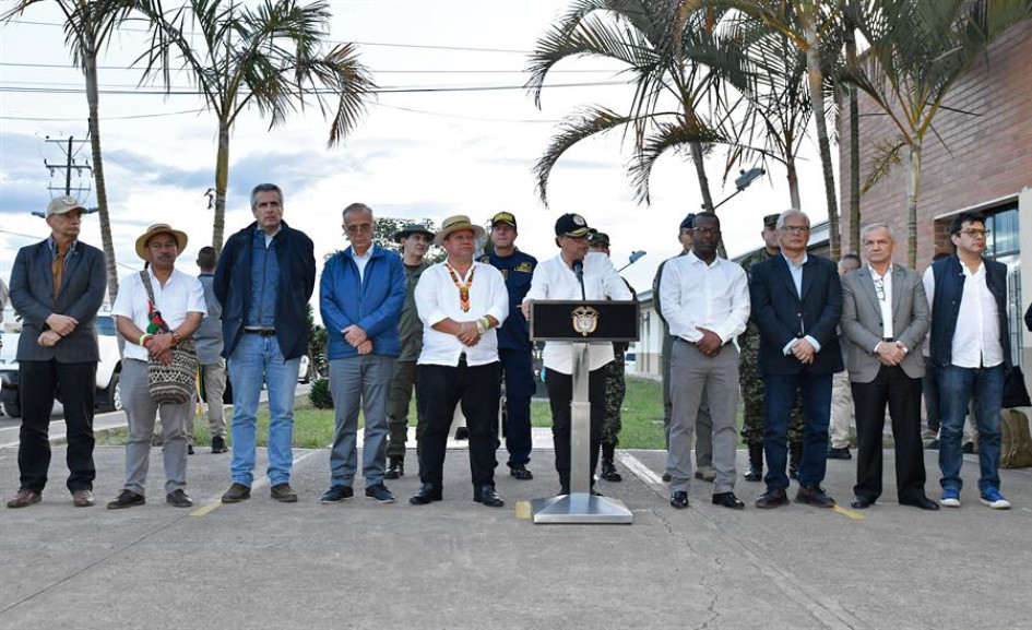 Gustavo Petro condiciona negociaciones de paz a cese de hostilidades contra civiles. Gustavo Petro condiciona negociaciones de paz a cese de hostilidades contra civiles.