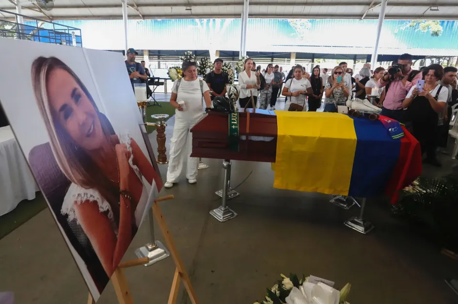Familiares, amigos y colegas asisten hoy al velorio de la expatinadora colombiana Luz Mery Tristán, en Cali. Familiares, amigos y colegas asisten hoy al velorio de la expatinadora colombiana Luz Mery Tristán, en Cali.