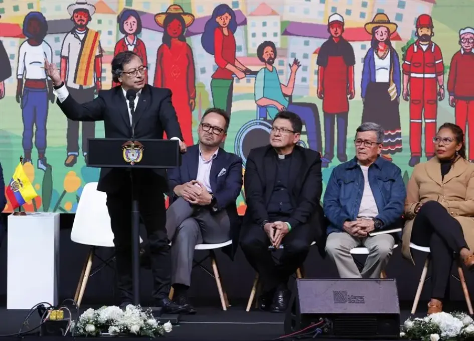 El jueves se instaló el Comité Nacional de la Participación - instancia transitoria de la Mesa de Diálogos de Paz, en Bogotá. El acto coincidió con la entrada en vigor del cese el fuego entre el Eln y el Estado colombiano. El jueves se instaló el Comité Nacional de la Participación - instancia transitoria de la Mesa de Diálogos de Paz, en Bogotá. El acto coincidió con la entrada en vigor del cese el fuego entre el Eln y el Estado colombiano.