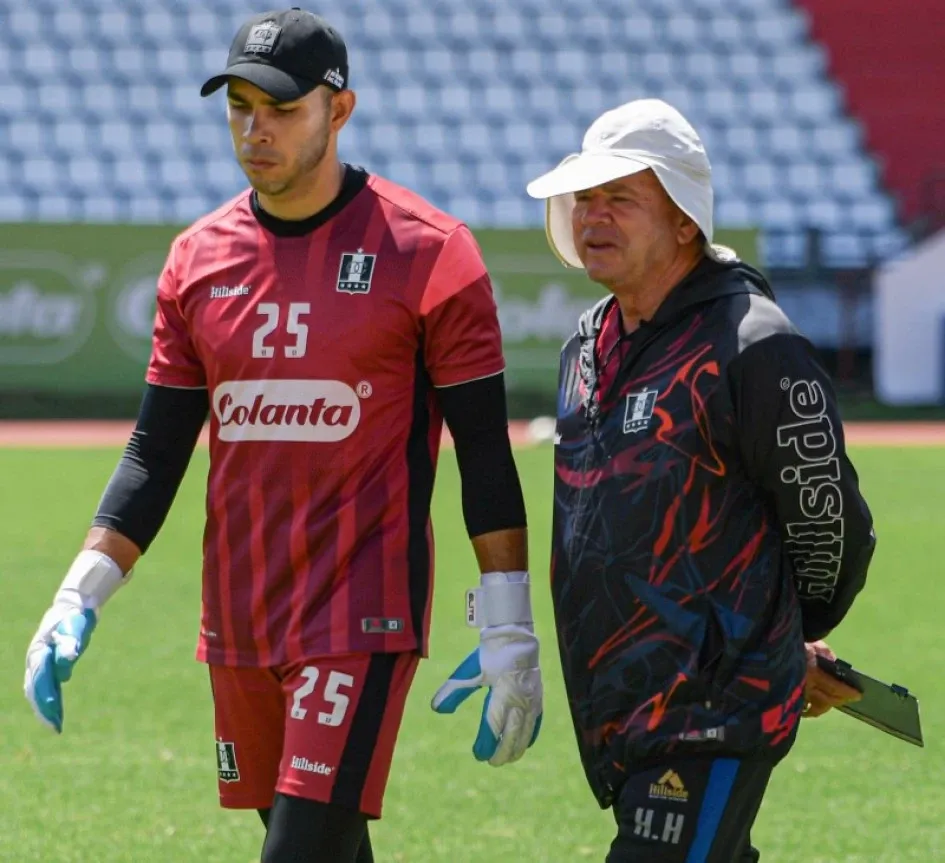 El portero Éder Chaux conversa con Hernán Darío Herrera, asistente técnico de Pedro Sarmiento. El Once Caldas visita hoy al Deportivo Pasto. El portero Éder Chaux conversa con Hernán Darío Herrera, asistente técnico de Pedro Sarmiento. El Once Caldas visita hoy al Deportivo Pasto.