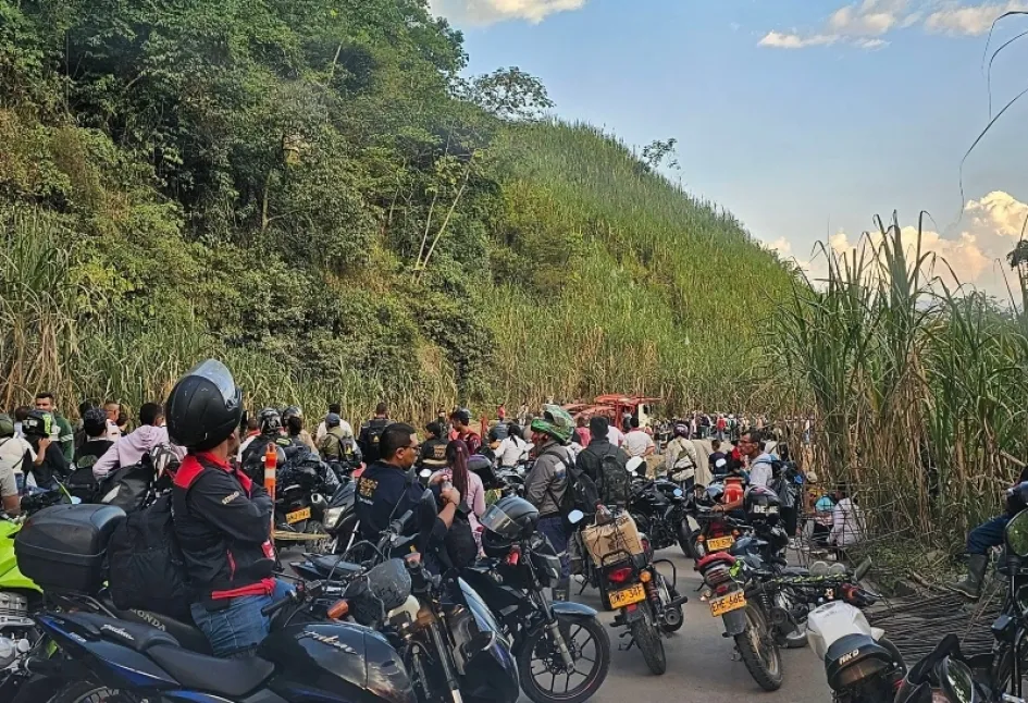 Esta fila de motos se observó este lunes debido al cierre de la vía Supía-El Palo.