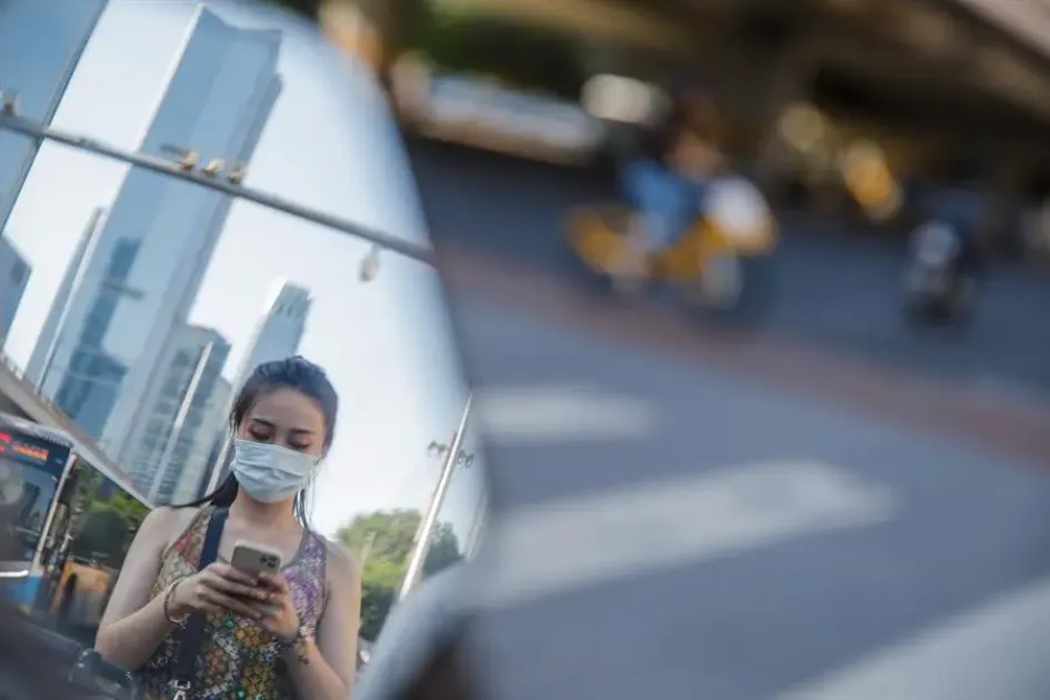 Una mujer usando tapabocas en Beijing (China), donde la cepa EG.5 de la variante Omicron ha sido la fuente más representativa de la covid-19. Una mujer usando tapabocas en Beijing (China), donde la cepa EG.5 de la variante Omicron ha sido la fuente más representativa de la covid-19.
