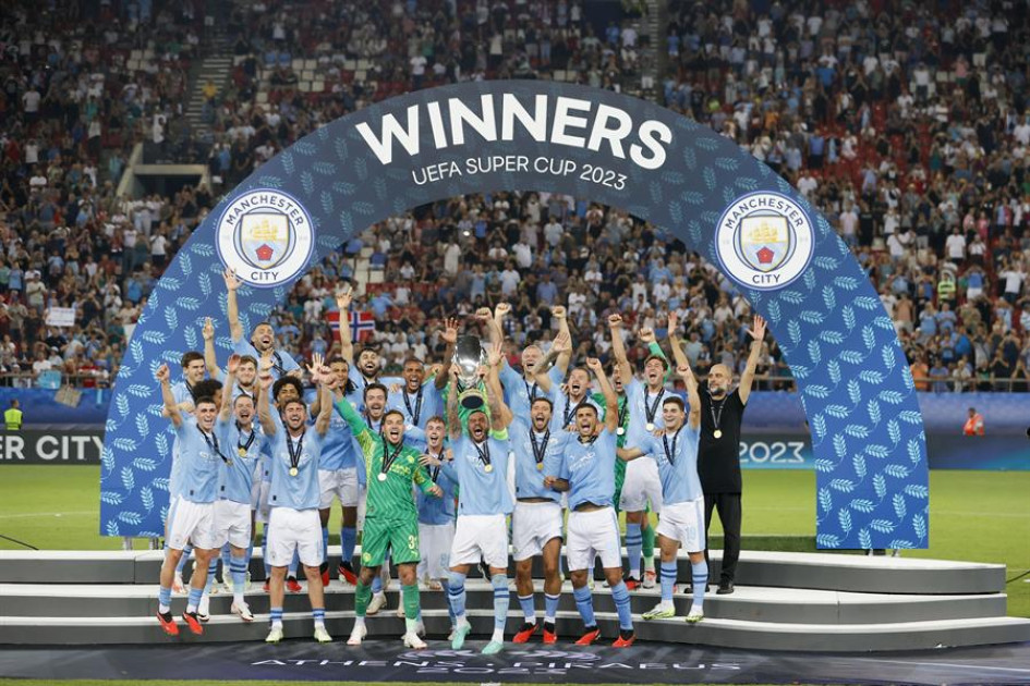 El lateral inglés Kyle Walker (centro), capitán del Manchester City, levanta el trofeo de la Supercopa de Europa, la primera en su historia después de la coronación de su equipo, en junio pasado, como campeón de la UEFA Champions League. El lateral inglés Kyle Walker (centro), capitán del Manchester City, levanta el trofeo de la Supercopa de Europa, la primera en su historia después de la coronación de su equipo, en junio pasado, como campeón de la UEFA Champions League.