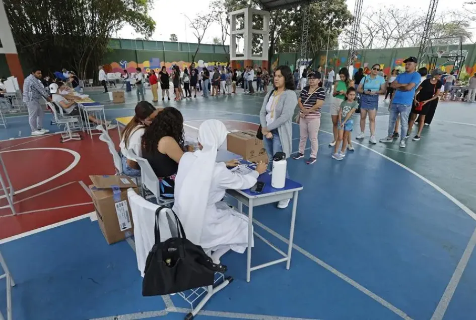 Ciudadanos acuden a votar durante la jornada de elecciones generales, hoy, en Guayaquil (Ecuador). Ciudadanos acuden a votar durante la jornada de elecciones generales, hoy, en Guayaquil (Ecuador).