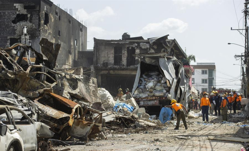 Organismos de emergencias trabajan en la zona donde ocurrió una enorme explosión y posterior incendio, registrados el lunes, en el centro de San Cristóbal (República Dominicana). Organismos de emergencias trabajan en la zona donde ocurrió una enorme explosión y posterior incendio, registrados el lunes, en el centro de San Cristóbal (República Dominicana).