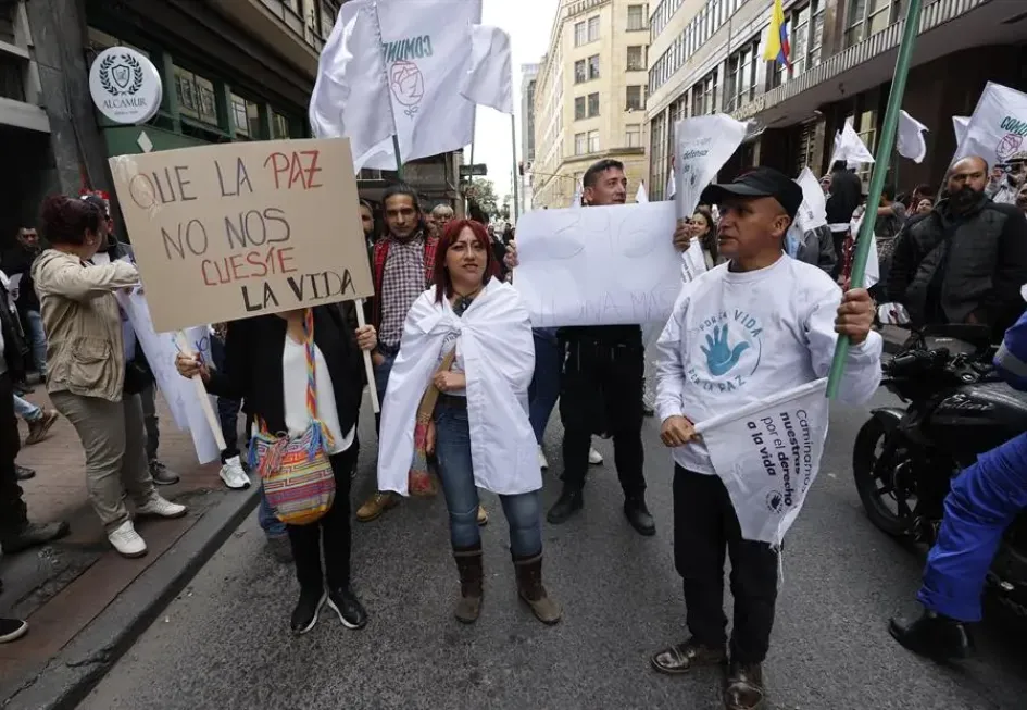 Excombatientes desmovilizados de las Farc se manifiestan hoy en Bogotá. Los exintegrantes de las Farc y firmantes de paz marcharon para exigir el respeto al Acuerdo de Paz del 2016 tras el fallido atentado en la capital contra Marino Molina Cruz, exnegociador en La Habana e integrante de la Dirección Nacional del Partido Comunes. Excombatientes desmovilizados de las Farc se manifiestan hoy en Bogotá. Los exintegrantes de las Farc y firmantes de paz marcharon para exigir el respeto al Acuerdo de Paz del 2016 tras el fallido atentado en la capital contra Marino Molina Cruz, exnegociador en La Habana e integrante de la Dirección Nacional del Partido Comunes.