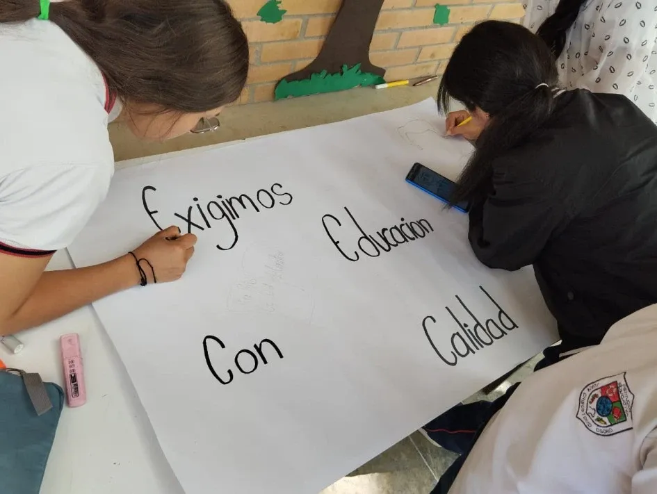 Mediante carteleras los alumnos manifestaron su inconformidad. Mediante carteleras los alumnos manifestaron su inconformidad.
