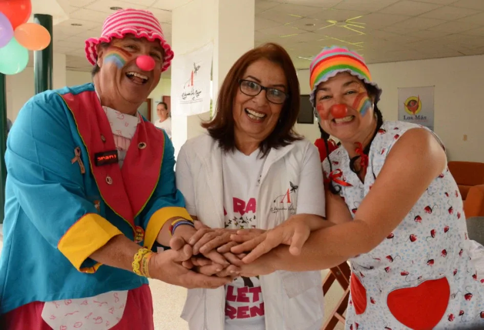 Cualquier aporte, por mínimo que parezca, ayuda al recaudo. Una sus manos a esta fundación que acompaña a menores con distintos tipos de cáncer. En la foto aparecen el Dr y la Dra Feliz y Gloria Betancurt (centro). Fundación Alejandra Vélez Mejía
